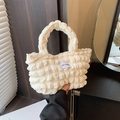 Schicke cremeweiße Tragetasche aus Blasenstoff mit modischem Love-Fashion-Label - Weiß