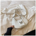 Borsa a mezzaluna bianca con fibbia a farfalla argentata e tracolla in stile intrecciato - Bianco