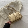 Champagnegouden gewatteerde crossbodytas met luxe ketting en metalen draaisluiting - Goud