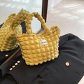Schicke gelbe Popcorn-Struktur Tragetasche mit Love Fashion Tag auf schwarzem Blazer - Gelb