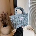 Himmelblaue Handtasche mit Popcorn-Struktur, LOVE FASHION Patch und Puffgriff - Blau