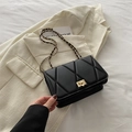 Elegante schwarze Stepptasche mit goldener Kette und geometrischem Drehverschluss - Schwarz