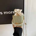 Sac boîte plissé vert clair avec poignée perle et chaîne dorée à la main - Vert