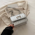 Silberne Stepptasche mit metallener Schleifenschnalle und Ketten-Schulterriemen - Silber