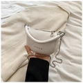 Detail der weißen Mini-Tasche aus Kieselleder mit silbernen Sternen und klobigem Griff - Weiß