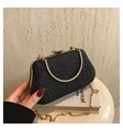 Details einer schwarzen Glitzer-Clutch mit Goldrahmen und Vintage-Verschluss - Schwarz