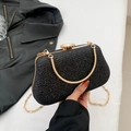 Elegante borsa da sera con paillettes nere, chiusura dorata e tracolla a catena sottile - Nero