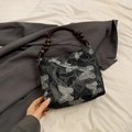 Schwarze Vintage-Schultertasche mit weißer Schmetterlingsstickerei und Perlengriffen - Silber