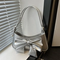 Borsa a spalla argento metallizzato con fiocco grande e nodi su davanzale bianco - Argento