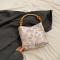 Elegante lila Seidentasche mit goldener Schmetterlingsstickerei und Vintage Holzperlen - Rosa