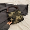 Jacquard-Tragetasche mit goldener Schmetterlingsstickerei und Griff aus runden Holzperlen - Gold