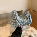 Sac à main bleu clair plissé avec texture gaufrée et détails en métal doré rond - Bleu