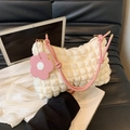 Sac à main blanc texturé à bulles avec bandoulières en cuir rose et breloque fleurie - Blanc et Rose