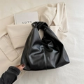Bolso hobo minimalista de cuero negro con un elegante detalle de asa anudada - Negro