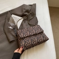 Schicke Schultertasche mit Leopardenmuster und eleganter Kette in Gold-Schwarz - Braun