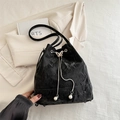 Bolso saco plisado negro con hebilla de mariposa plateada y perlas para mujer - Negro