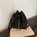 Bolso tipo cubo negro plisado con cadena metálica y colgante de perla en libro - Negro