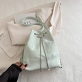 Bolso cubo verde menta en cuero veteado con adorno de mariposa plateada - Verde
