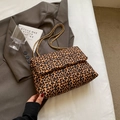 Tragetasche mit Leopardenmuster und goldener Kette auf Blazer für den Alltag - Braun