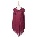 Detail eines rot-schwarzen Strickponchos mit Karomuster und langen Fransenquasten - Einheitsgröße / Rot