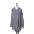 Detail eines Strickponchos mit großem Reverskragen und langen Fransen in Schwarz und Weiß - Einheitsgröße / Schwarz Weiß