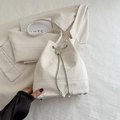 Bolso saco blanco con textura de ondas, adorno de mariposa y perlas elegantes - Blanco