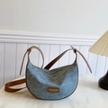 Sac demi-lune en denim bleu avec finitions en cuir marron et boucles dorées - Standard / Bleu Denim