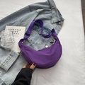 Sac bandoulière demi-lune minimaliste en nylon violet avec sangle réglable femme - Violet foncé