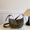 Sac bandoulière demi-lune vert olive en texture vintage avec bandoulière noire réglable - Standard / Brun Foncé