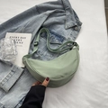 Sac bandoulière demi-lune en nylon vert clair avec bandoulière réglable pour le sport - Vert