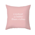 Rosa Kissenbezug mit Spruch 'Content is better than riches' auf weißem Hintergrund - Rosa Englischer Spruch Stil (TPR439-2)