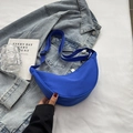 Sac bandoulière demi-lune en nylon bleu Klein avec large sangle réglable - Bleu