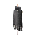 Détail d'une écharpe en maille color-block avec de longues franges noires et grises - Gris Foncé