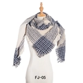 Écharpe à carreaux beige et bleu foncé surdimensionnée avec franges sur mannequin - Beige à Grands Carreaux (FJ010-05)