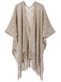 Details des beigen Strickschals mit geometrischen Rautenmustern und langen Fransen am Saum - Khaki