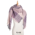 Écharpe à carreaux violets, roses et blancs avec franges sur un mannequin - Violet à Grands Carreaux (FJ010-02)