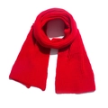 Detalle de bufanda de punto roja con textura de canalé grueso y fibras acrílicas - Rojo