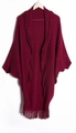 Détail du cardigan en maille rouge foncé avec franges bohèmes et manches chauve-souris - Bordeaux