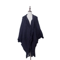 Vue détaillée d'un poncho en maille noire avec de longues franges et texture épaisse - Noir