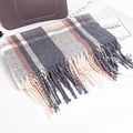 Sciarpa a quadri con nappe in grigio, beige e rosa finta cashmere morbida - Grigio