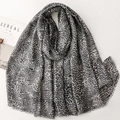 Écharpe à imprimé léopard en coton lin avec bords effilochés noir et blanc - 180*88cm / Noir et Gris