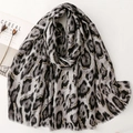 Écharpe léopard classique avec accents dorés et bords effilochés doux pour femmes - Gris