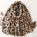 Châle élégant à imprimé léopard avec détails à franges et texture douce - Khaki