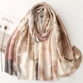 Châle en coton et lin dégradé tie-dye avec feuilles d'or et bords à franges - Beige