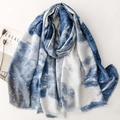 Écharpe dégradée bleu et blanc en coton et lin avec pois dorés et bords effilochés - Bleu
