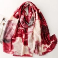 Détail d'une écharpe tie-dye rouge avec pois dorés et franges délicates sur blanc - Rouge