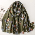 Dettaglio di sciarpa in cotone verde scuro con stampa floreale vintage e frange - Verde