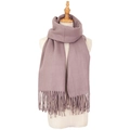 Elegante sciarpa in finto cashmere malva con nappe per uomo e donna su manichino - Color Gambero
