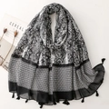 Écharpe bohème à motifs paisley et géométriques avec pompons pour les vacances - Paisley Géométrique Noir et Blanc (SL2510-015 #3)
