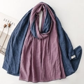 Detalle de la bufanda de algodón y lino arrugado en azul oscuro y violeta malva - Azul Denim + Púrpura
